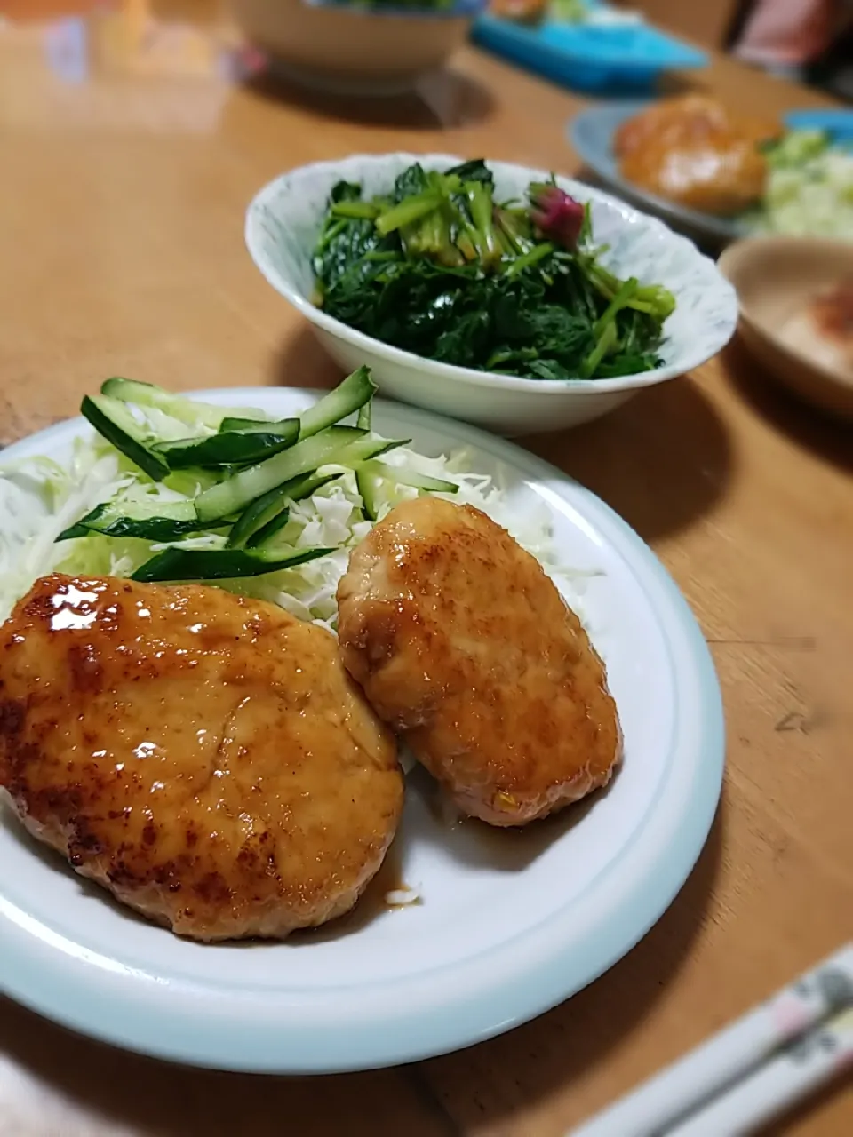 Snapdishの料理写真:鶏つくね豆腐ハンバーグ&ほうれん草のゴマ油和え|SaYaKaさん