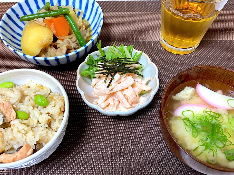 肉じゃが　大根の明太マヨネーズ和え　味噌汁　鮭と枝豆の炊き込みご飯|momococoさん