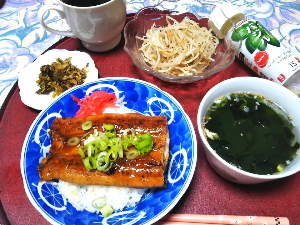 よねばーばの朝ごはん
鰻丼
若芽スープ
細もやしのバジルソース和え
コーヒー、
かねふくの高菜の佃煮|yoneばーばさん