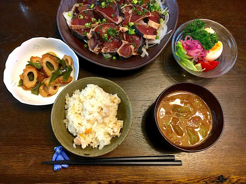 カツオのたたき、ちくわとピーマンのクタクタ煮、サラダ、タマネギとレタスのお味噌汁、タケノコご飯|カドラさん