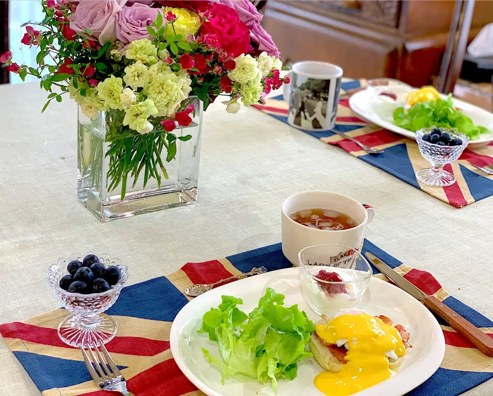 Snapdishの料理写真:20200602 ローズの日🌹は初めて作ったエッグベネディクトが朝ごはん🥚|Seikoさん