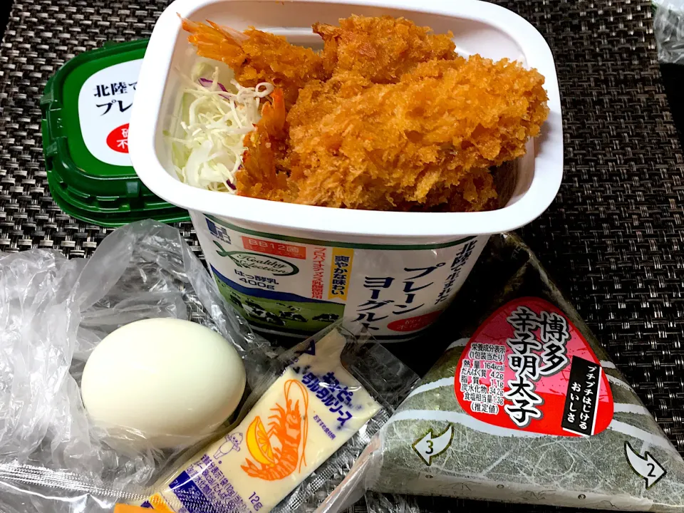 ヨーグルト詰め込み弁当 シーフードフライと生野菜|すくらんぶるえっぐさん