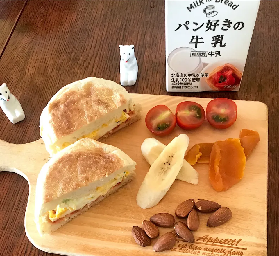 Snapdishの料理写真:朝ごはん #パンと牛乳のマリアージュ  #パン好きの牛乳  #小松菜オムレツサンド|小松菜さん