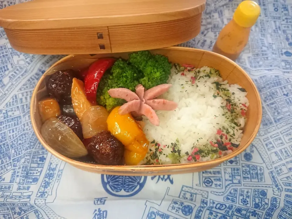 🌵肉団子甘酢炒めのお弁当🌵

🍖だんご甘酢炒め（筍 玉葱 ﾊﾟﾌﾟﾘｶ赤黄 ） 
🥦茹でブロッコリー
☀ウインナー|クロ母さんさん