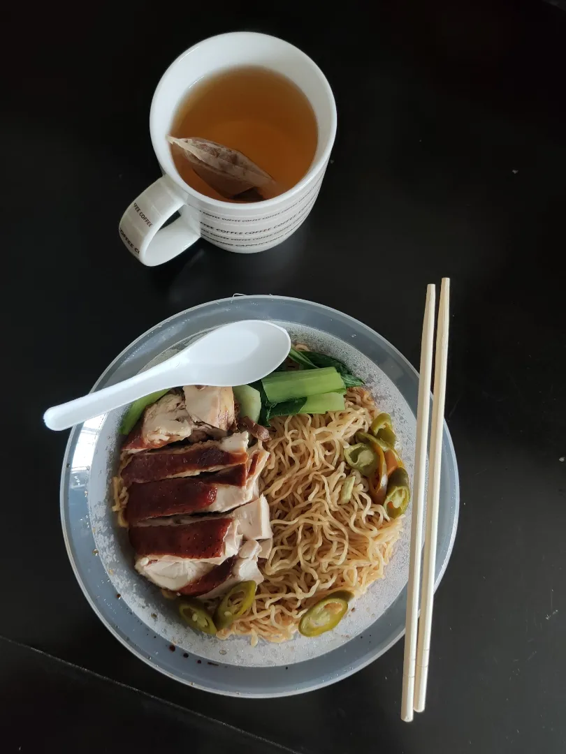 Soy sauce chicken noodles.|Food Xtremistさん