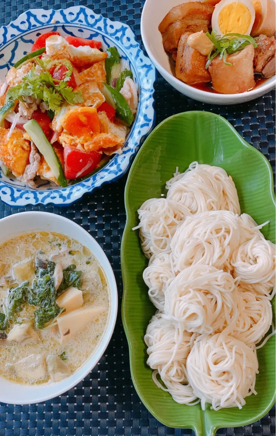 グリーンカレーとそうめん、ムーバロー、ヤムカイダーオ|らーぷさん