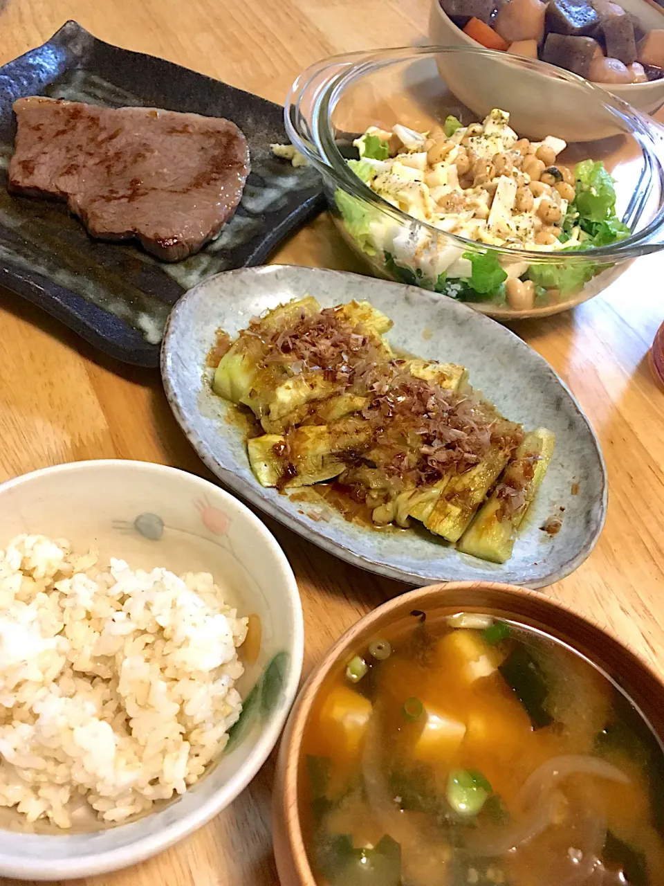 お肉ぅ〜(σ≧∀≦)σ黒毛和牛イチボ♡な晩御飯6/1 ステーキ、焼きなす、里芋の煮つけ、山芋と大豆煮豆のリメイクのサラダ、お豆腐とワカメの赤出汁お味噌、胚芽米ご飯🍚|さくたえさん