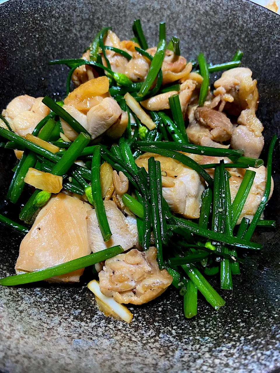 花ニラと鶏肉のガーリック醤油炒め|ぽみさん