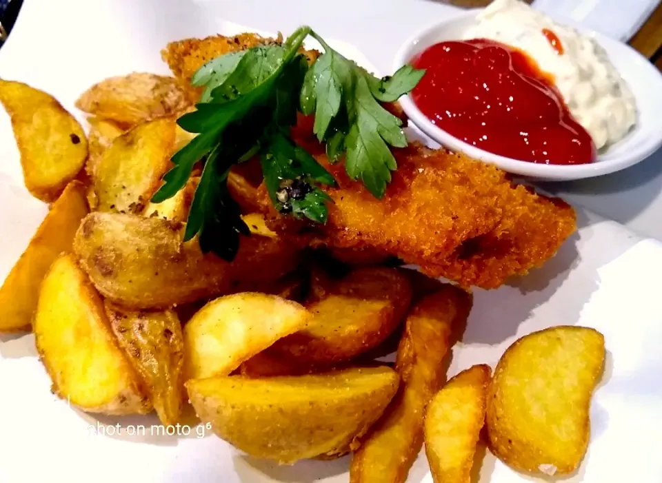 Snapdishの料理写真:fish and chips|Arisaさん