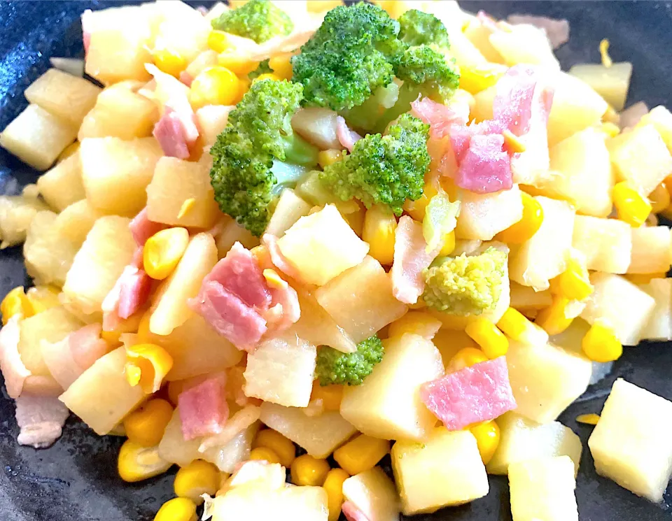 Snapdishの料理写真:新じゃが🥔ベーコン🥓とうもろこし🌽のガリバタ醤油|みうのすけさん