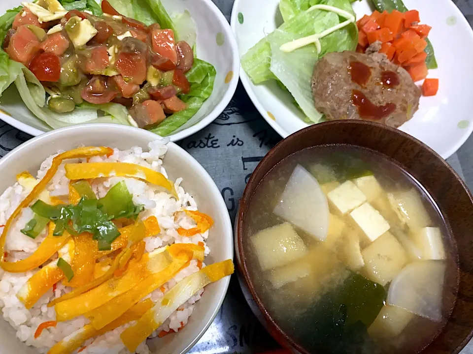 ちらし寿司、味噌汁、ハンバーグ、サーモンサラダ！|あんこさん