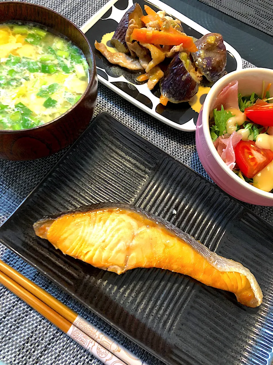 Snapdishの料理写真:焼き鮭、水菜と生ハムのサラダ、豚肉と茄子の味噌炒め、にらと卵のすまし汁|okmtsekさん