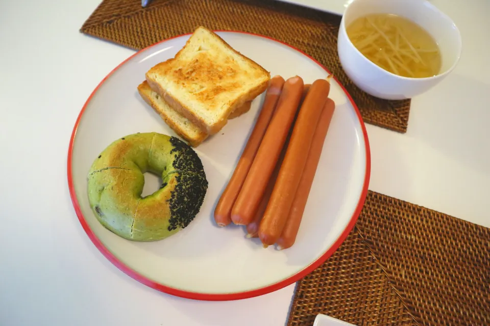 今日の夕食 IKEAのソーセージ、BAGEL&BAGELのよもぎもち、八天堂の食パン|pinknari🐰🌈さん