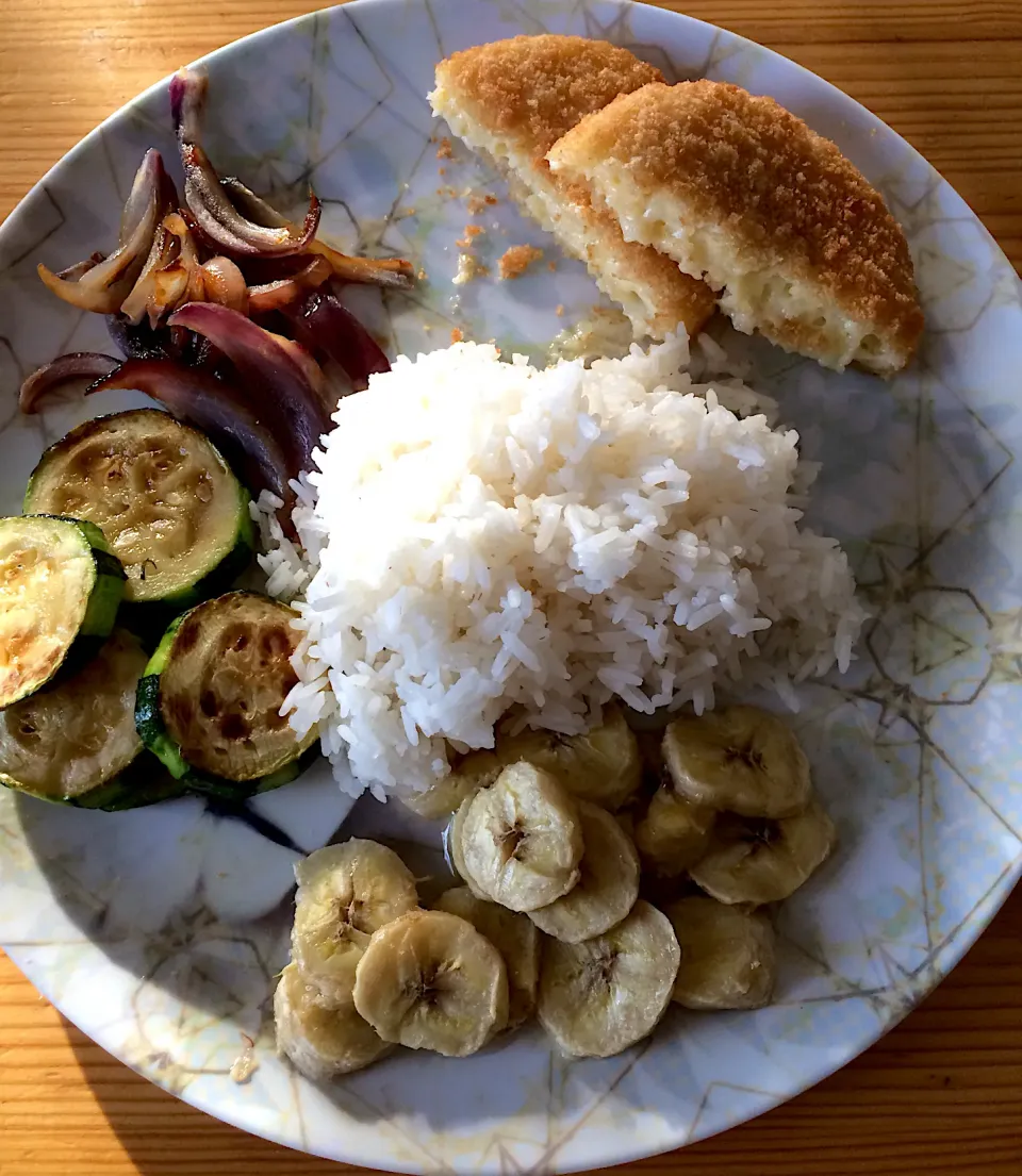 Vegan ‘cheesy’ patty, rice, zucchini, onion and baked banana|MissYumYumさん