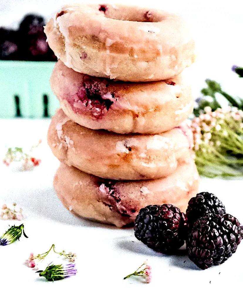 Baked lemon glazed blackberry donuts|Rowaidaさん