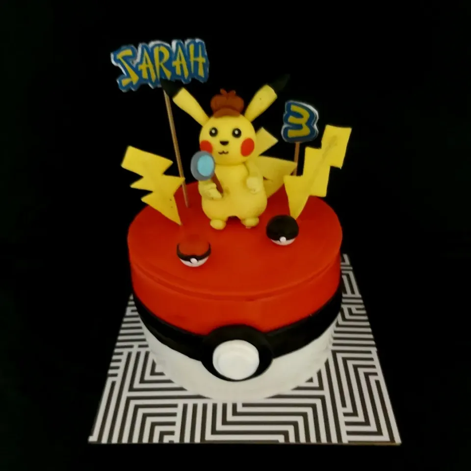 
A Detective Pickachu theme cake. 

Made of 1 kg Oreo sponge. Layered with crushed Oreos. Drizzled with salted caramel sauce. Frosted in salted caramel swiss buttercream. Covered in fondant. Pickachu hand made from sugar gum paste.
|zakicakesさん