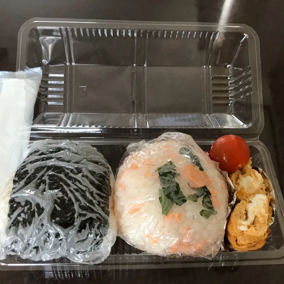 おにぎり弁当🍙梅、鮭、卵焼き|純さん