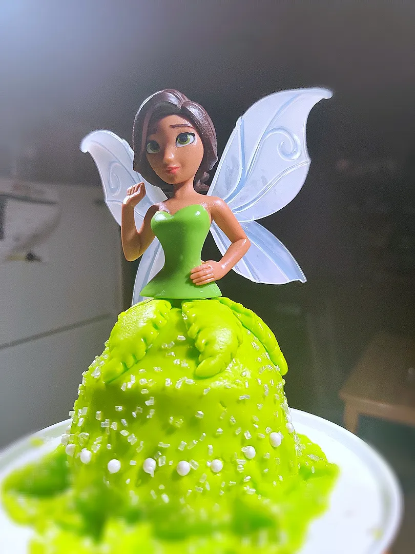 Fairy Cake. white cake with green fondent and candies.|Shawnie Breezyさん