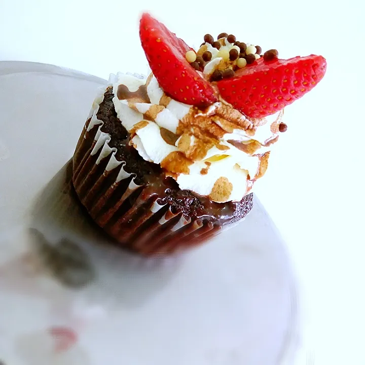 our very own chocolate cup cake with strawberry flavoured frosting.😊😊|zinnies kitchenさん