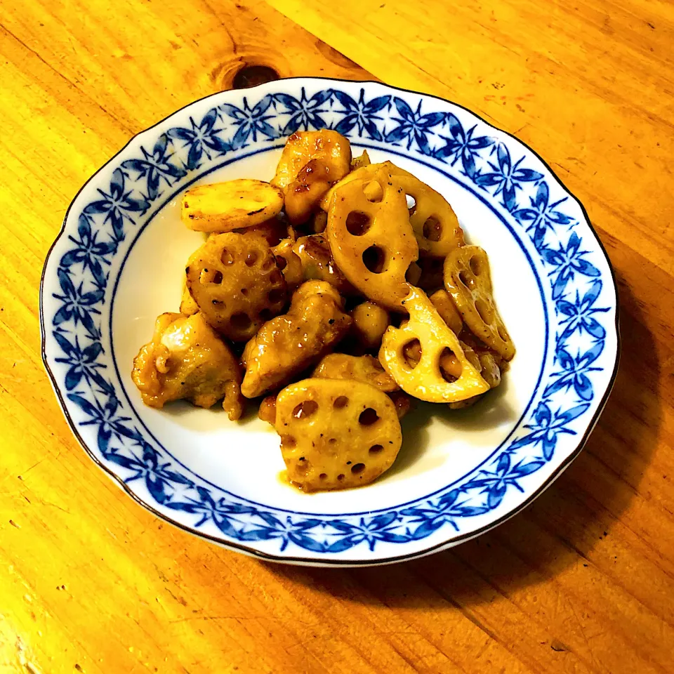 Snapdishの料理写真:鶏とレンコンのバター砂糖醤油|てんさん