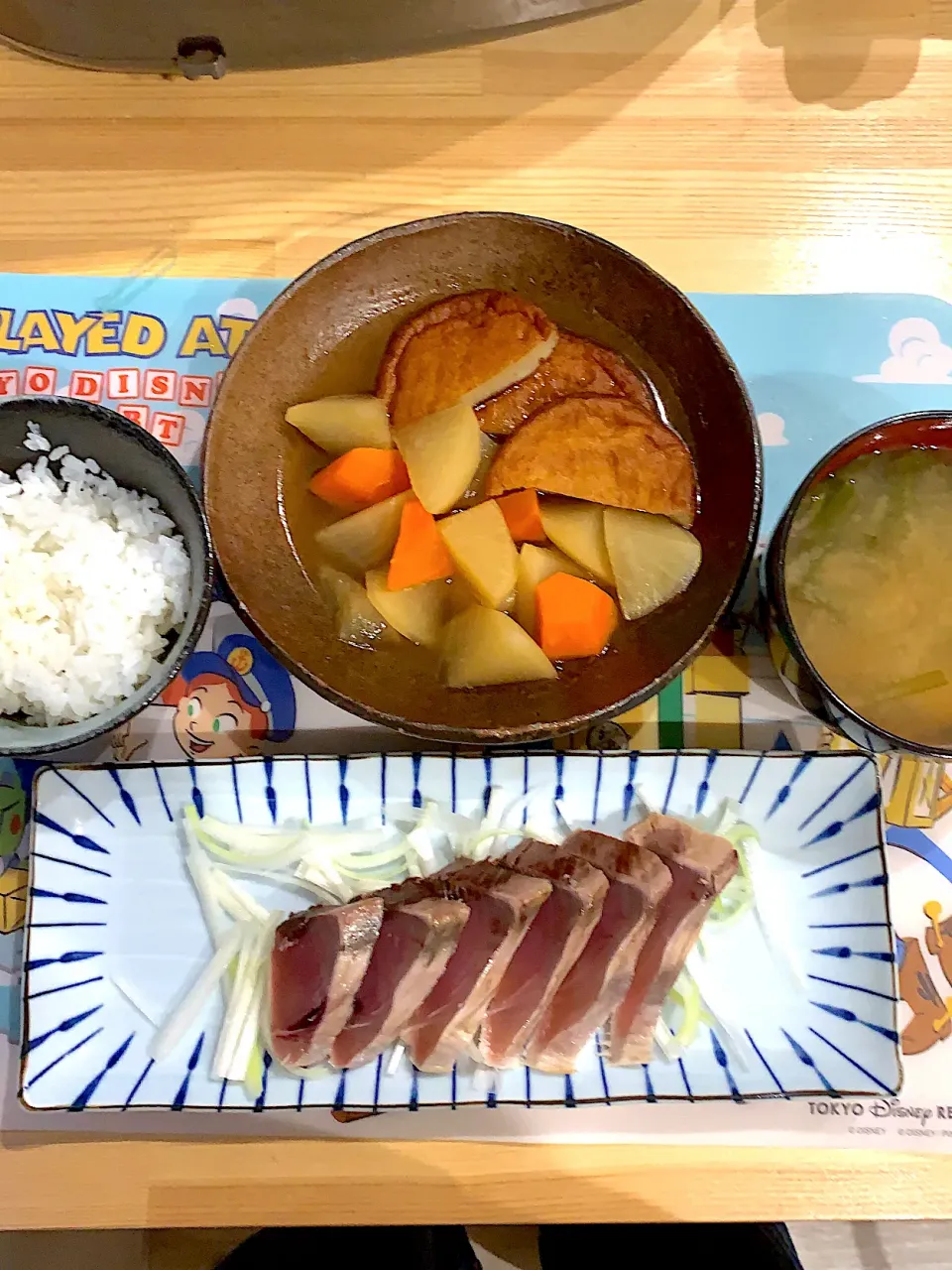 ・カツオのたたき　・さつまあげと野菜のごった煮　・お味噌汁|ぺろたんさん