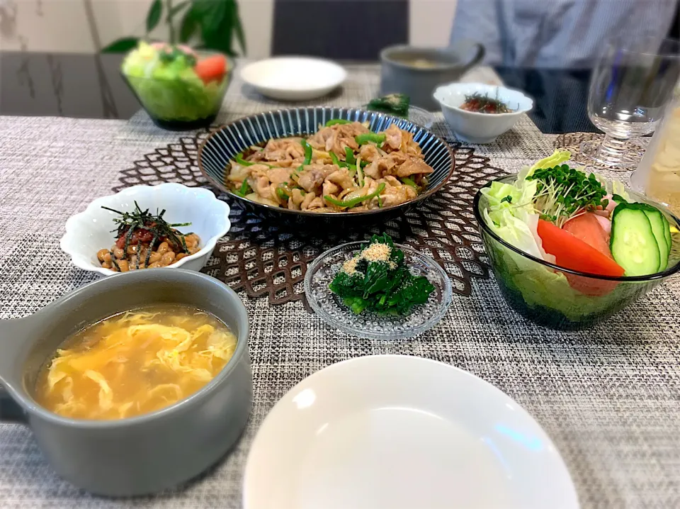 豚玉ねぎオイスター炒め、中華スープ😊簡単ご飯。|ゆかさん