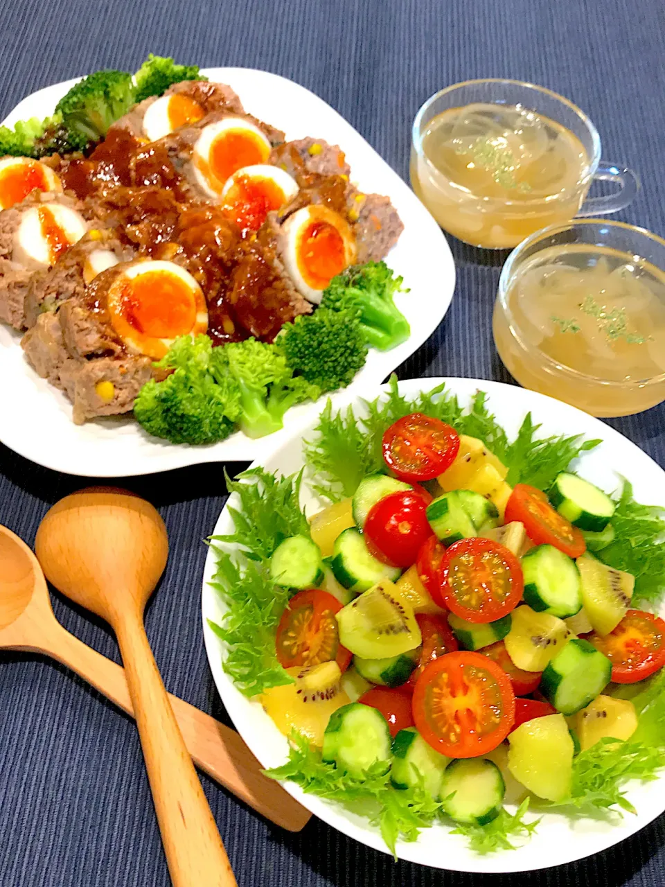 Snapdishの料理写真:トロッとジューシーミートローフ、キウィ🥝とミニトマト🍅ときゅうり🥒のサラダ🥗、オニオンスープ🧅|yukinnkoさん