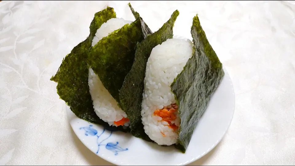 Snapdishの料理写真:6/3の夜勤弁当
塩鮭のおにぎり🍙|卯月さん