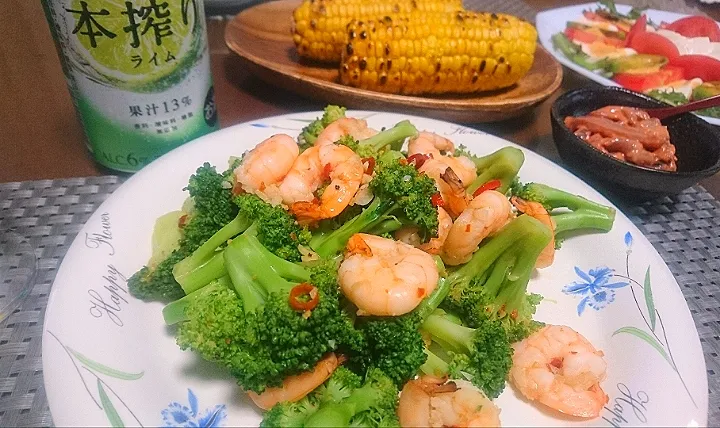 Snapdishの料理写真:海老🦐とブロッコリーにんにく炒め
  焼きとうもろこし🌽
  豆腐・アボカド🥑・トマト🍅サラダ|びせんさん