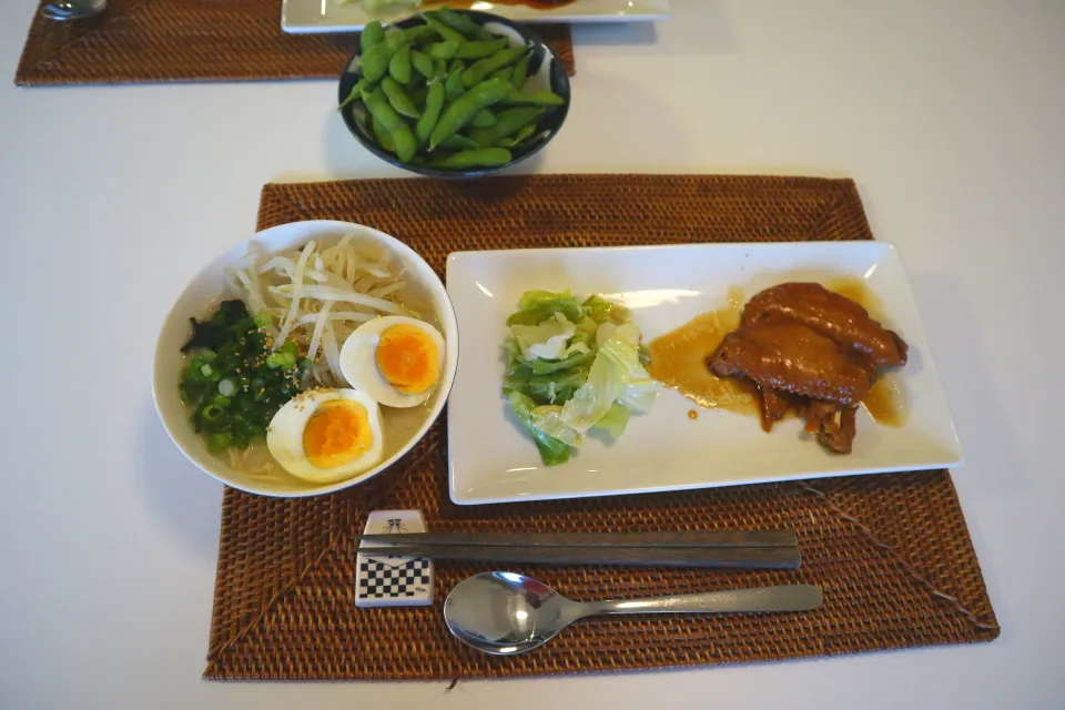 Snapdishの料理写真:今日の夕食 とんこつラーメン、手羽先の醤油煮、枝豆|pinknari🐰🌈さん