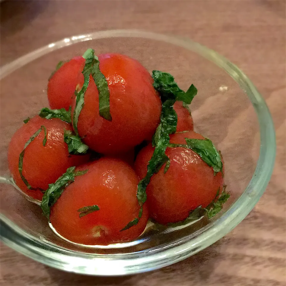 湯むきトマトの昆布つゆ和え🍅|べべべさん