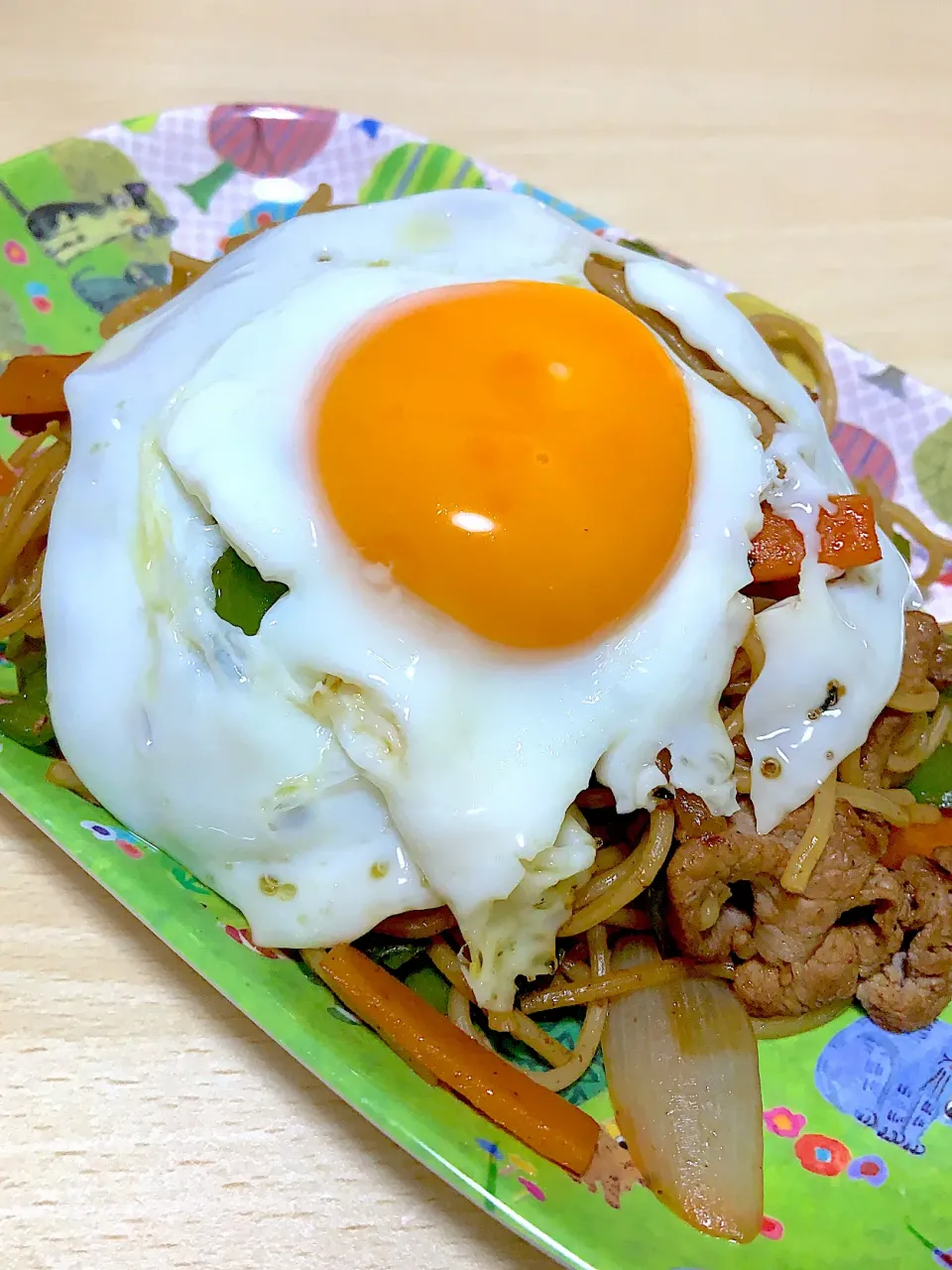 目玉焼きのせ焼きそば🍳|harapekoaomushiさん