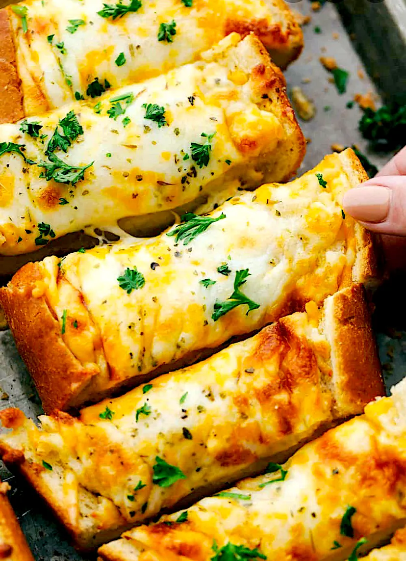 Cheesy garlic bread|Rowaidaさん