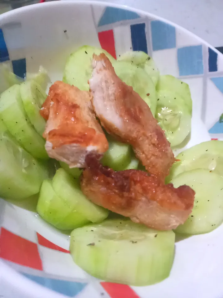 Cucumber in vinegar and pepper and Fried chicken breast for dinner|Rina Paradiseさん