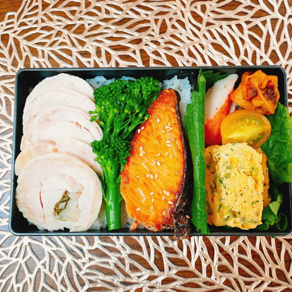 鶏ハムと鮭のお弁当🍱|petitさん