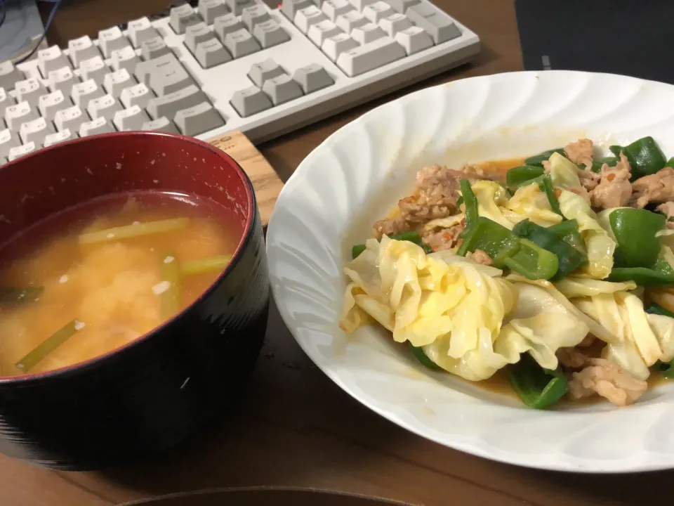 Snapdishの料理写真:回鍋肉・ジャガイモとニラの味噌汁|a-parkさん