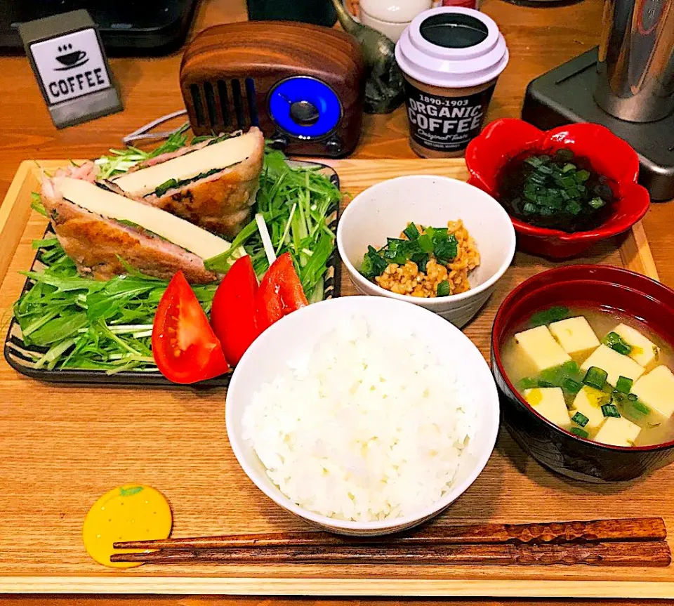 Snapdishの料理写真:＊高野豆腐の紫蘇肉巻き＊もずく酢＊ひきわり納豆＊あおさの味噌汁＊米＊サラダ|まぁちゃんさん