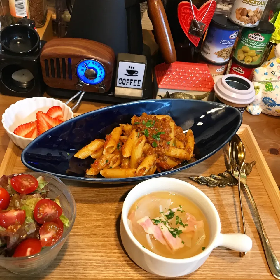 Snapdishの料理写真:＊ミートソースのペンネ＊サラダ＊新玉のスープ＊苺|まぁちゃんさん