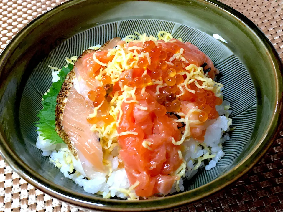 鮭の親子丼|すくらんぶるえっぐさん