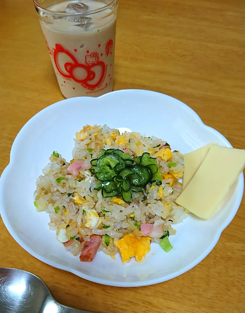 Snapdishの料理写真:朝ごはんはチャーハン☺️|しまだ ちえこさん