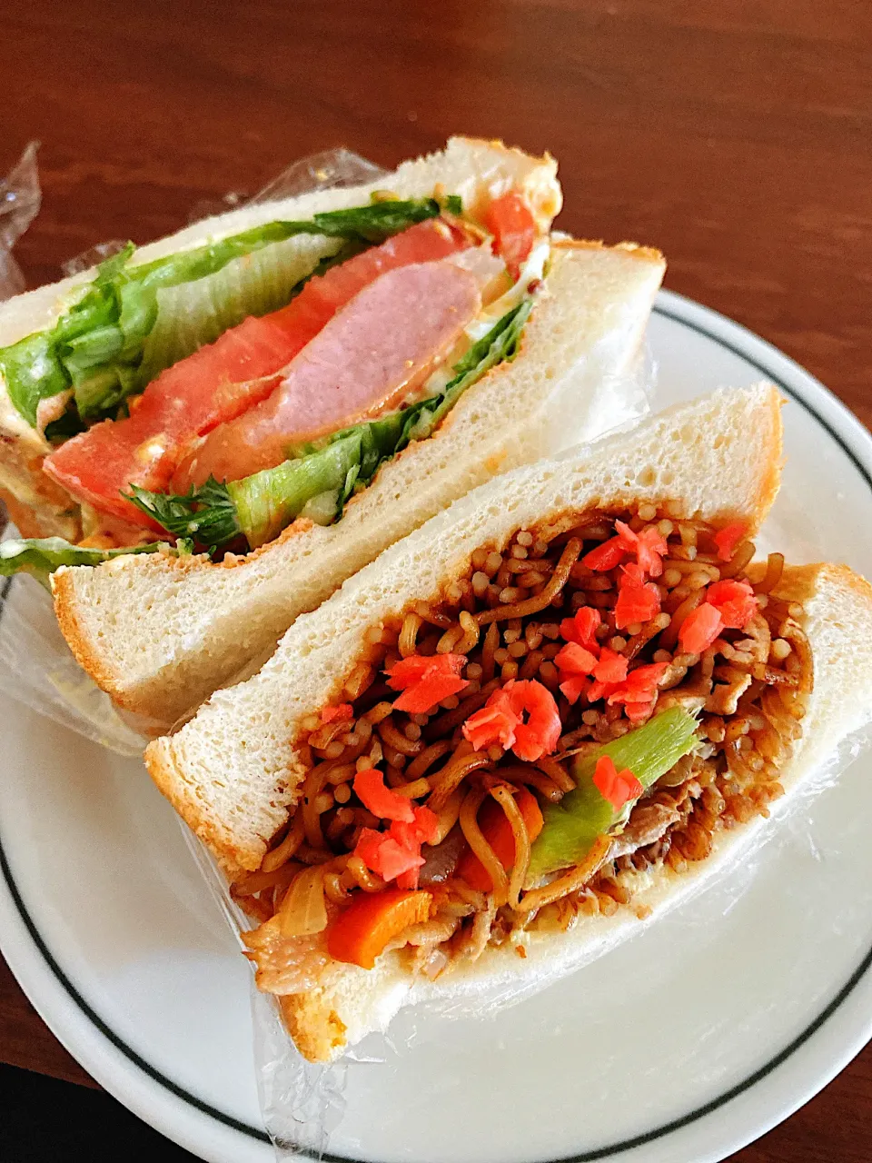 焼きそばパンとウィンナーレタスサンド|あっきーぬさん