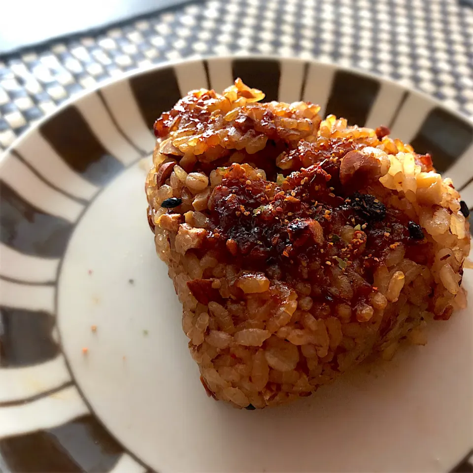 Snapdishの料理写真:味噌と胡桃の焼きおにぎり😆|ららさん