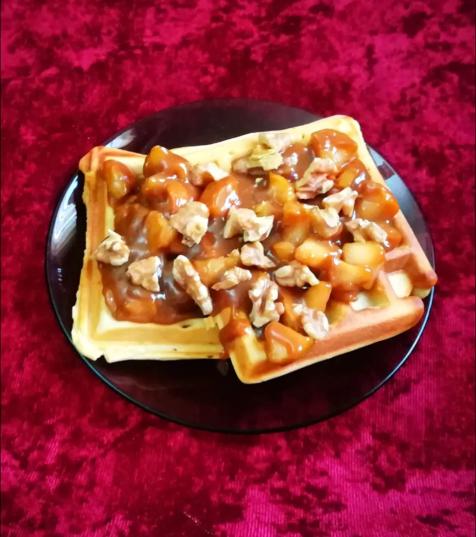 Snapdishの料理写真:Basic Waffel with Caramelized apples., walnuts and touch of cinnamon 😋❤️|Nesmaさん