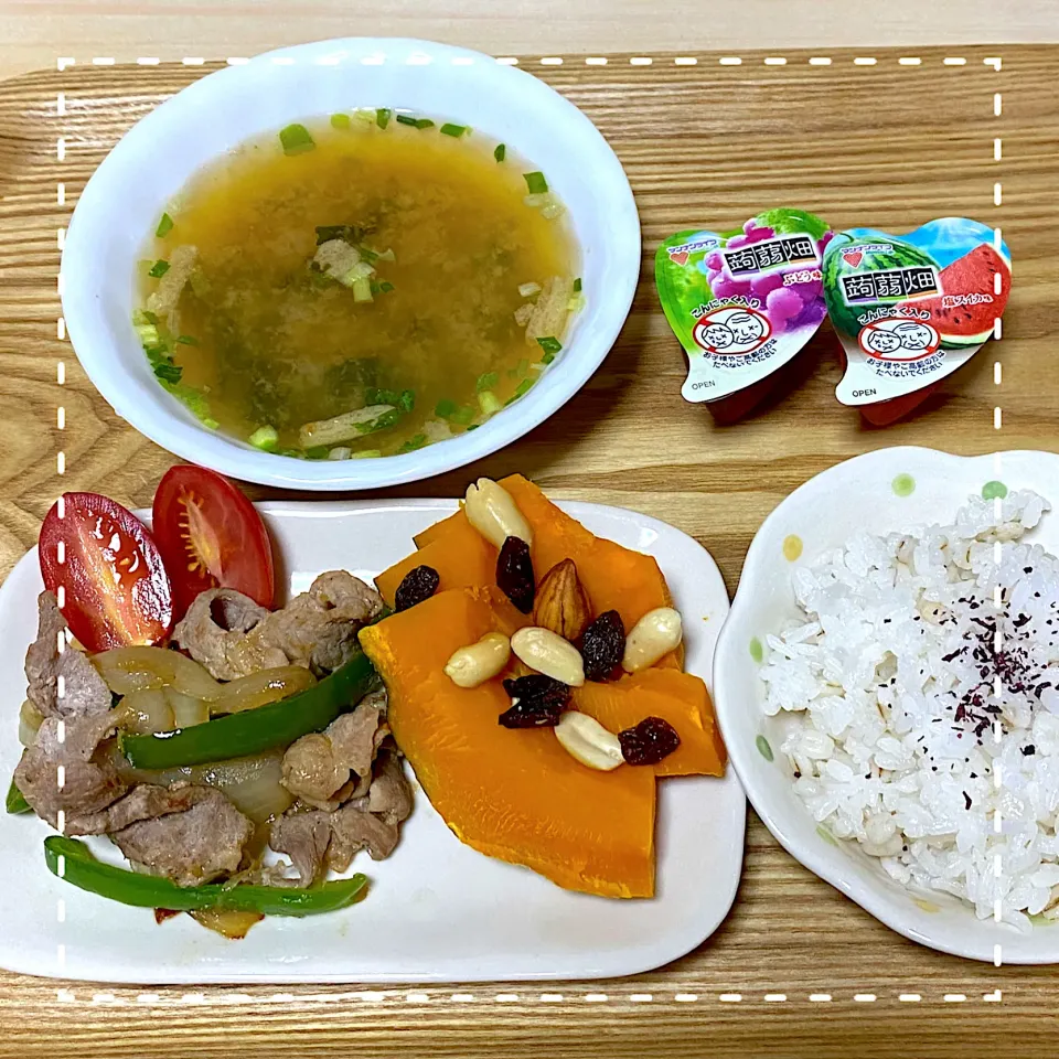 Snapdishの料理写真:夜ごはん★押麦ご飯＆生姜焼き＆蒸しかぼちゃ＆味噌汁＆蒟蒻畑(ぶどう味)|☘️yumiko😘💕さん