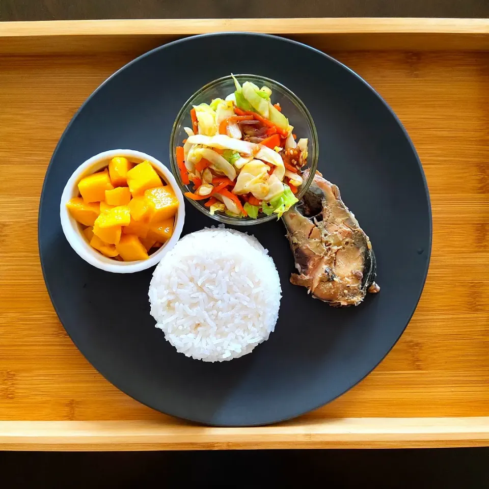 fish, mixed veggies, & ripe mangoes|shehphさん