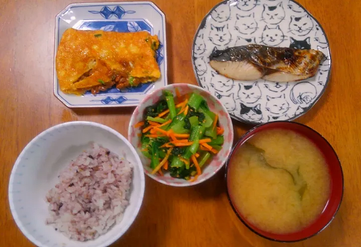 ６月４日　鰆の塩焼き　小松菜のナムル　納豆オムレツ　なめことわかめのお味噌汁|いもこ。さん