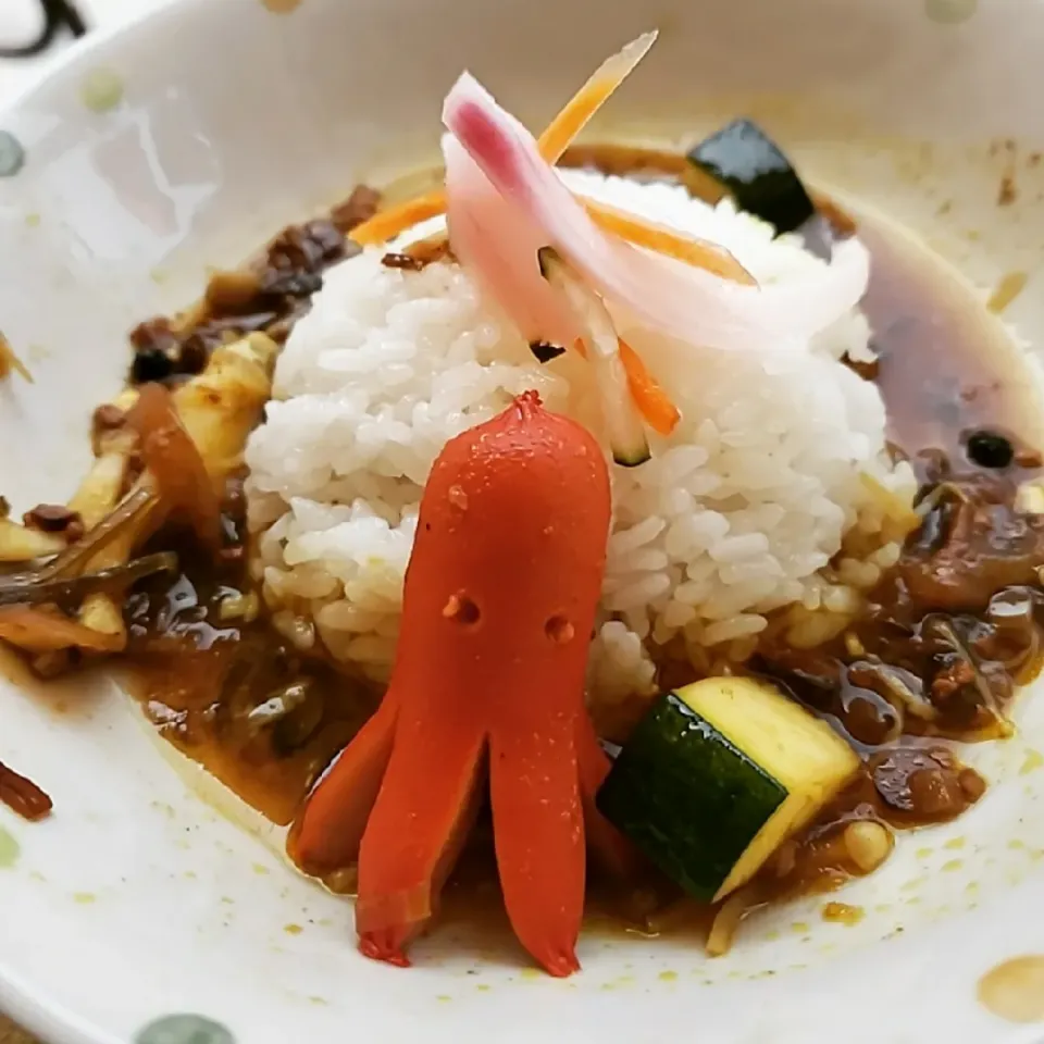 Snapdishの料理写真:ズッキーニとキノコの牛キーマカレーwithタコさんウインナー🐙|ふじわらたくやさん