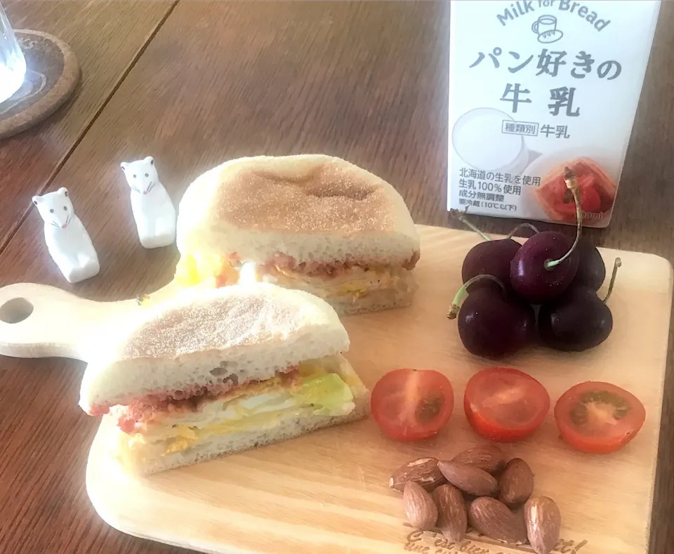 Snapdishの料理写真:朝ごはん #パンと牛乳のマリアージュ  #パン好きの牛乳 #キャベツと卵のマフィンサンド|小松菜さん