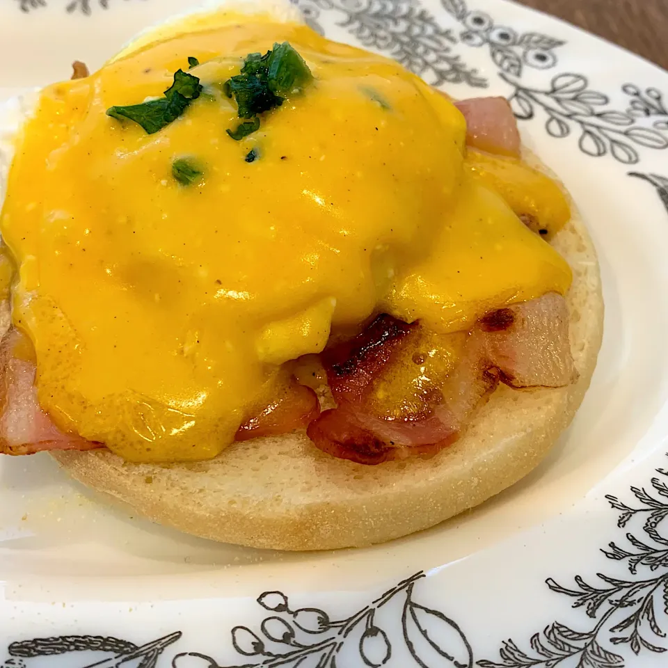 Basic/simple Eggs Benedict|HouseHusさん