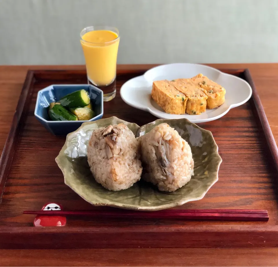 Snapdishの料理写真:鶏ゴボウ炊き込みおにぎり、ちりめん山椒入り卵焼き、胡瓜のピリ辛和え、人参スープ　　Rice balls cooked with chicken and burdock|マユマユさん